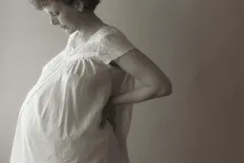 喂奶妈妈的胸有多重？产后的腰酸背痛，也不全是因为月子没做好图片