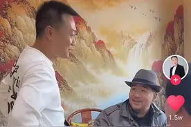 张国立与众网红私下聚会被拍，说话喝茶很气派，52岁毛宁不显老图片