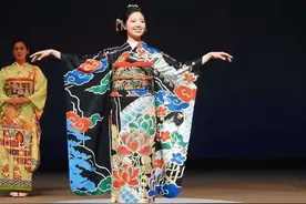 中国风元素太百搭了！价值11万的和服绣满牡丹长城，黑色底面超美图片
