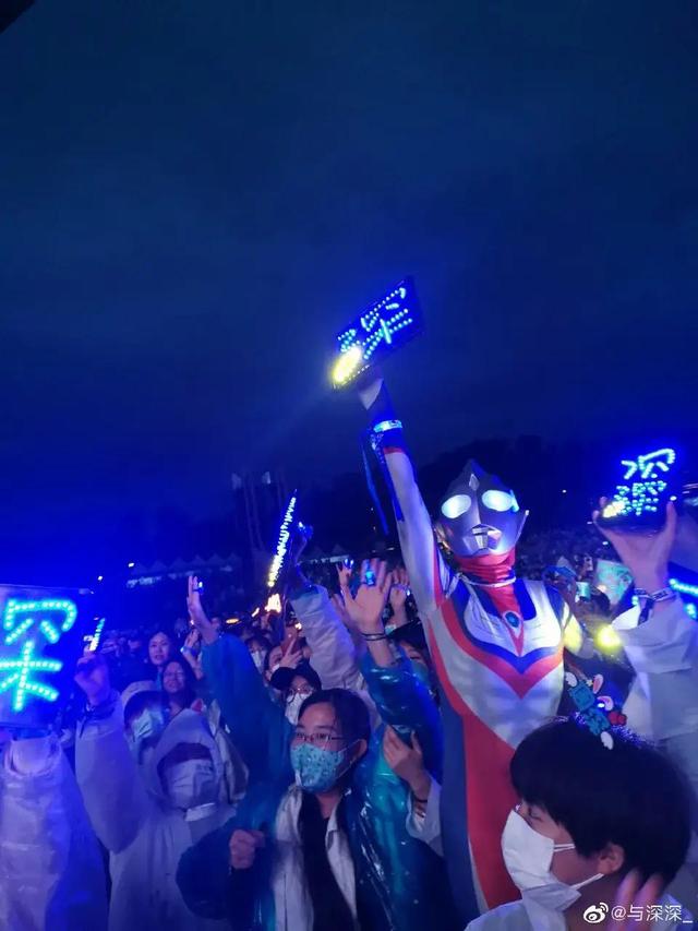 周深卡布叻家族与生米的成都潮拜音乐节