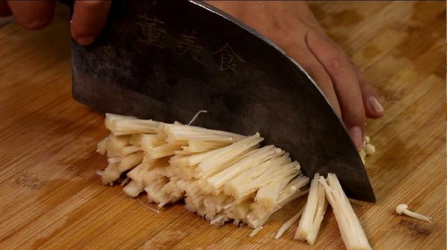 炒金针菇时，先焯水还是直接炒，做对这一步，金针菇鲜嫩又爽滑