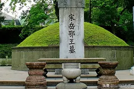 跪在岳飞墓前的原本五个人，为何只剩四个？还有一人为何被移走？图片