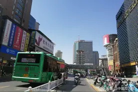 郑州二七塔旁的友谊大厦，7层以上难怪要拆除，不同角度看看图片