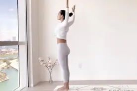 美肩薄背瑜伽站立练习序列 富贵包没了 早晚各练习15遍 一字锁骨图片