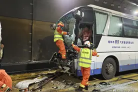 旅游大巴车高速隧道追尾 ！在兴义图片