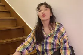 泫雅晒照坐楼梯秀大长腿，和狗狗亲吻互动露可爱表情图片