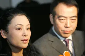 倪萍为赚钱给儿子治病，给冯小刚下跪：哥，给我一个角色，帮帮我图片