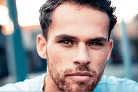 40岁男人后悔晚婚：孩子没长大我就老了，苦了两代人图片