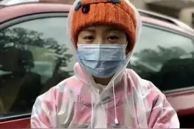联合国点名表扬的雨衣妹妹，95后川妹子，有情有义有担当有大爱图片