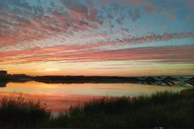 抬头看一下！天津的晚霞火烧云好似“火车”排队移动 美爆了图片