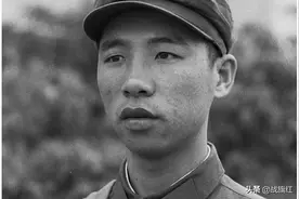越军AK47抵胸，李作成左手托开枪管，右手开火，一气呵成图片