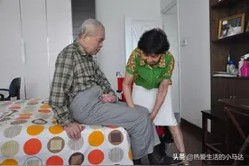 51岁保姆倾诉：每月5000元，却被雇主当老伴一样使唤，太没尊严了图片