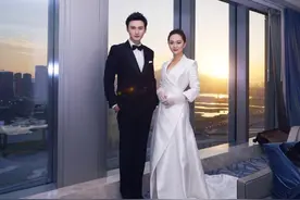 宋佳女儿真是时尚达人，“真空”穿缎面西装裙，气质真随了妈妈图片