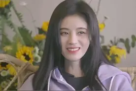 有种小脚叫鞠婧祎的小脚，看清她穿拖鞋的方式，全网女生嫉妒了！图片