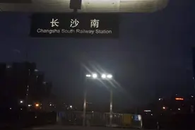 带重度抑郁症女儿来中南大学湘雅二医院求医，希望女儿能破茧重生图片
