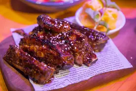 开店1年，爆红泉州！3个90后捣腾的神秘酒馆，就藏在办公楼下图片