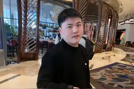 uzi成为自由人仅一天，“阴阳合同”就被曝光，小狗只剩两条路图片