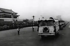 十里长街送总理！亲人披露周总理去世前一年，那些鲜为人知的往事图片