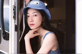服了韩雪的时尚感，蓝色碎花裙像裹了个“床单”，却依然美得大方图片