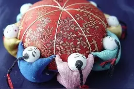 礼品盒内的布都不要扔，简单做几个福娃连在一起，好看还超实用！图片