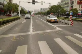 看到这种锯齿车道要注意，走错扣3分罚100元！不少人已中招图片