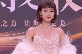 微博之夜明星红毯来了！热巴火力全开，杨紫拖地裙镇场，唐嫣佛系图片