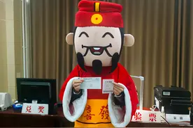 女子装扮成“财神爷”领走1040万：2.69亿巨奖？我很知足图片