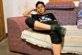 爸爸在沙发上“葛优躺”，两个女儿趁机作画，网友：腿毛都没放过图片