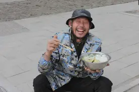 实拍农民工吃饭场景，你能忍着眼泪看到第几图图片