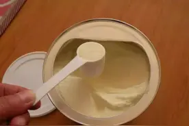 宝宝2岁之后，该喝奶粉还是喝牛奶？两者的区别要清楚，再做选择图片