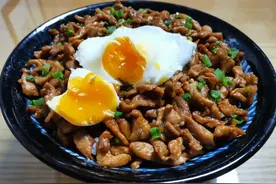 日料店88元一盘的招牌盖饭「碎鸡饭」，探险家教你用18元轻松搞定图片
