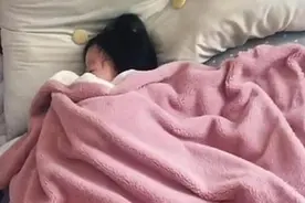“最安分女儿”火了，妈妈一掀被窝发现一堆“麻烦”，网友：扎心图片