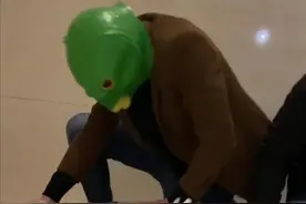 “奥特曼被绿头怪揍”刷爆全网，网友：人类幼崽的反应亮了！笑喷图片