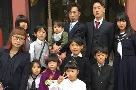 日本妈妈婚后不避孕，生12个孩子，每天只2个小时，真让人心疼图片