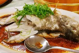 教你做清蒸鱼的正确方法，不放盐也不用料酒，鱼肉鲜嫩无腥味图片