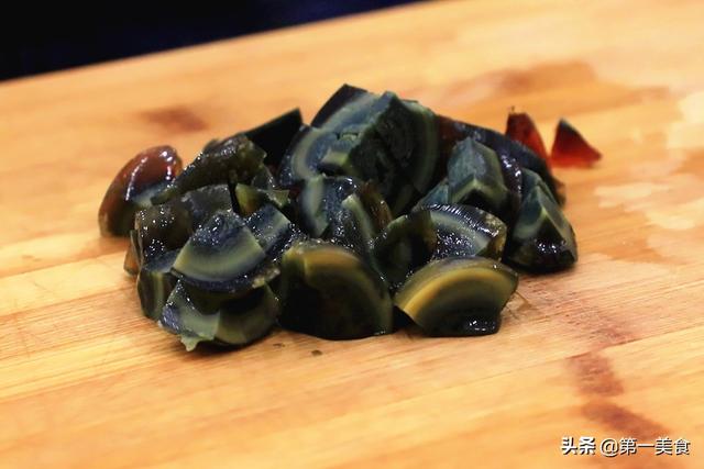 熬皮蛋瘦肉粥，直接放米煮就毁了！这才是正确的做法，香糯又养胃