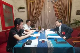 旗委书记王刚与山东康益麦饭石科技研究有限公司洽谈对接麦饭石系列产品及深加工项目图片