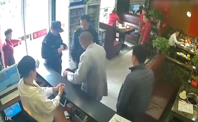 “和尚”化缘却被警察盯上，民警：哪个和尚去牛肉汤店化缘！