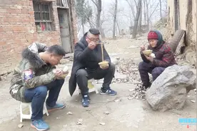 孤独老人多么希望有人陪她聊天，吃饭，小伙的到来让大娘开心许多视频封面