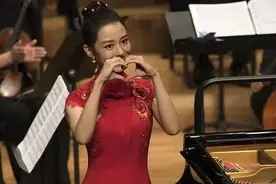 吉娜生娃后变壮实，穿中国红旗袍在婆家捞金，面相和老公越来越像图片