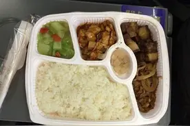 男孩高铁买3份饭，妈妈大声呵斥“败家”，乘客看了纷纷摇头图片