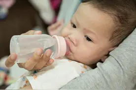 被“妖魔化”地躺喂，真的不好吗？试过的妈妈才知道有多“香”图片