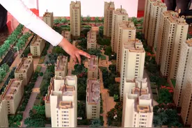 楼市专家说，任凭房企大幅度降价或涨价，很容易引发市场波动图片