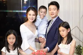 佟大为全家福曝光！妻子贼丰满，大女儿撞脸王祖贤，咋都是小眼睛图片