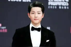 宋仲基2020MAMA盛典王者归来！罕见走红毯，出场太泪奔图片