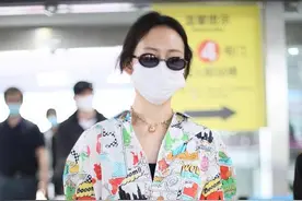 王鸥太有心机了！穿长款花衬衫露出“安全裤”，居然意外地好看图片