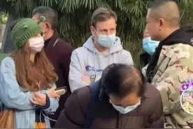 成都大哥帮老外相亲，这个红娘当得好吗？图片