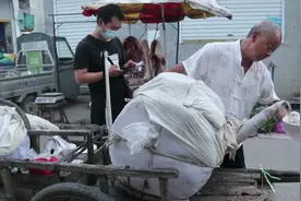 安徽70岁大爷自创小吃，2元一碗熟人免费，听见吆喝声客人抢着买图片