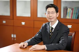 在崇尚开刀上钢板治骨折的今天，他仍坚持用这种有2000年历史的骨科外固定法图片