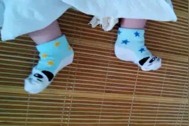 婴儿经常“乱蹬腿”，是在向父母传递这些信息，要引起重视图片